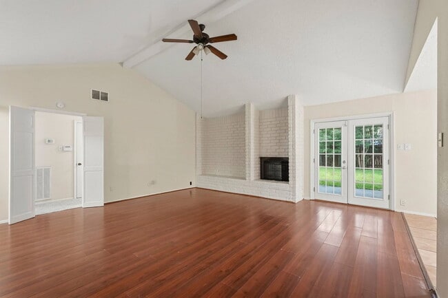 Photo - 423 Pickford Dr