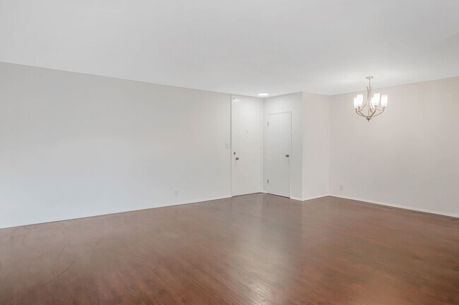 Photo - 320 N La Peer Dr