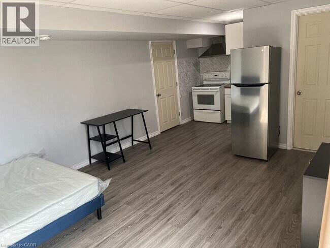 Photo - 6045 Ernest Cres