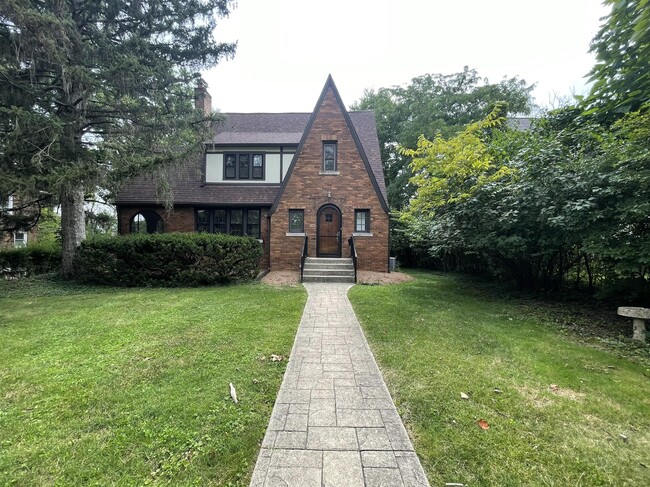 Photo - 611 S Eagleson Ave House