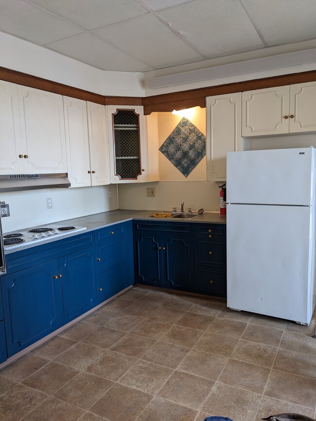 Cute kitchen with a lot of storage - 902 W Main St Unit Apt A