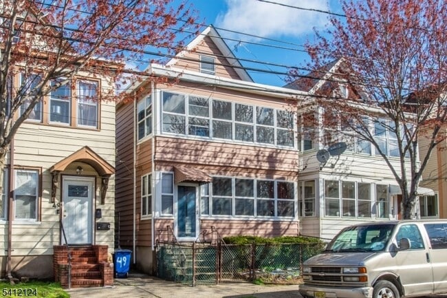 Building Photo - 51 Maple St