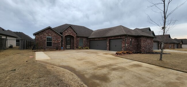 Building Photo - 3200 SW Hazelnut Ave