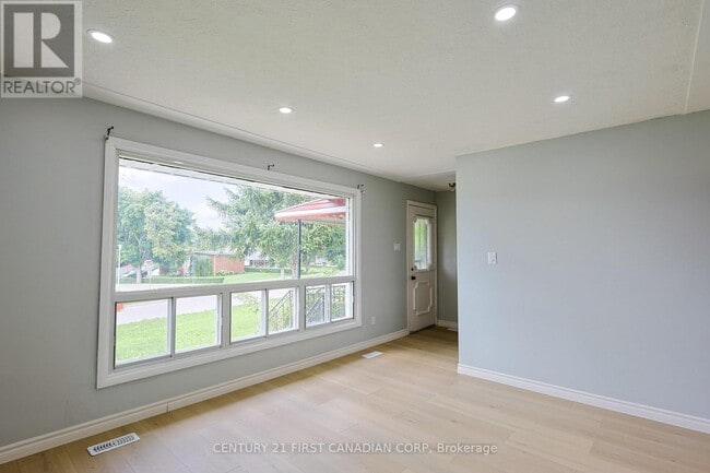 Photo - 268 Burlington Crescent