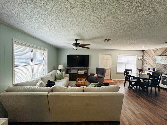 Photo - 108 Creek Bend Ln