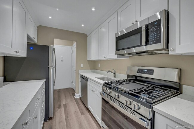 Building Photo - 505 White Plains Rd Unit 1D