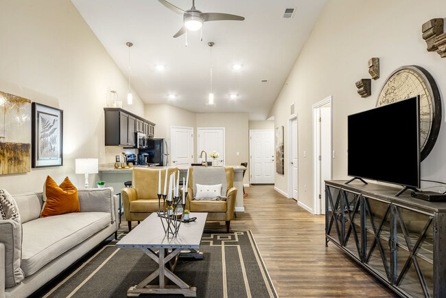 Hermosos Planos de planta abiertos con espacio para entretenimiento* - Redwood Rochester Hills