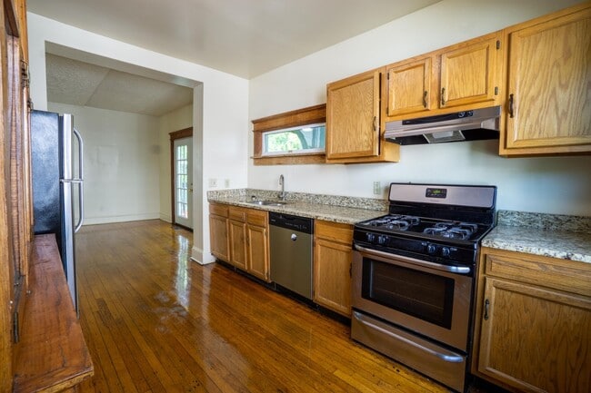 Photo - 960 Lancaster Ave