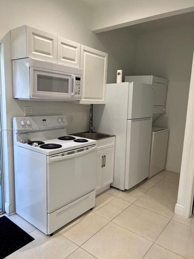 Photo - 1533 W 26th Ct Unit 1B