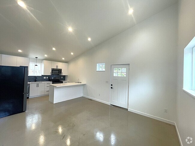 Building Photo - Brand New - 2 bedroom, AC, Full Kitchen, L... Rental