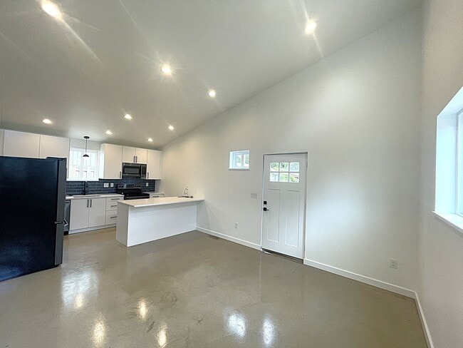 Building Photo - Brand New - 2 bedroom, AC, Full Kitchen * ... Rental