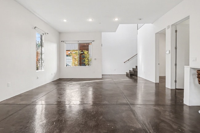 Photo - 3425 Louise St