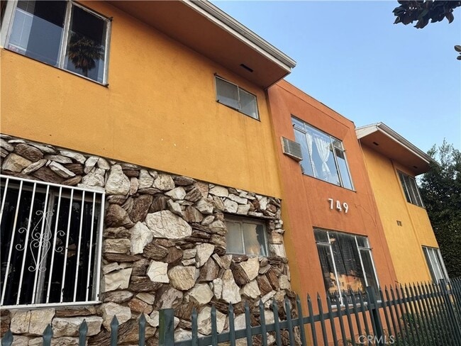 Building Photo - 749 S Berendo St Unit 5