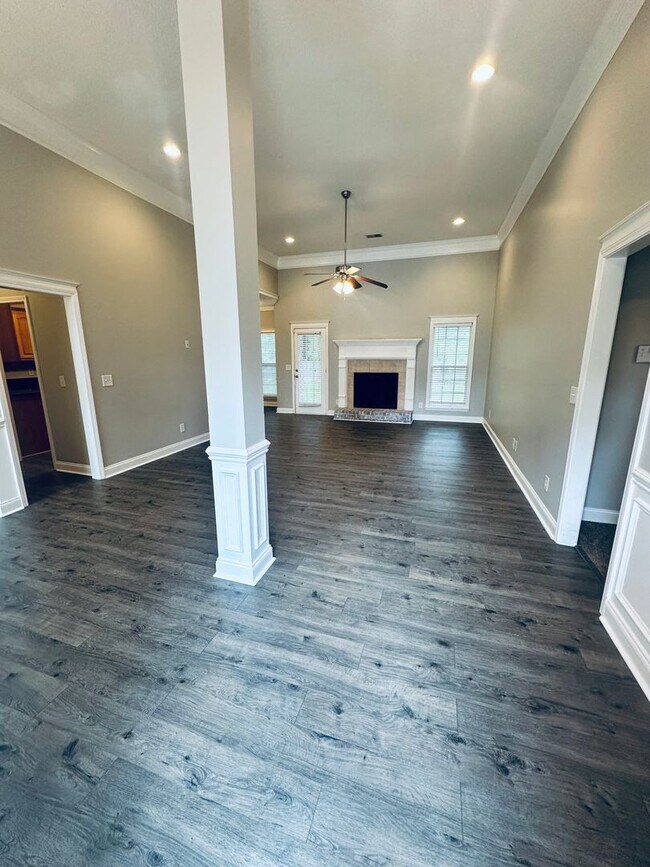 Photo - 406 Brookewater Ln