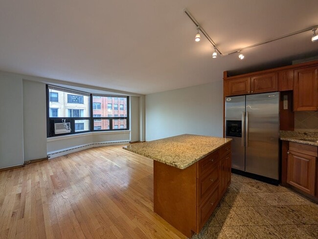 Building Photo - 445 W Wellington Ave Unit W445-04A