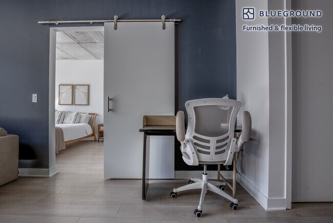 Photo - 311 W Illinois St Unidad FL11-ID1049