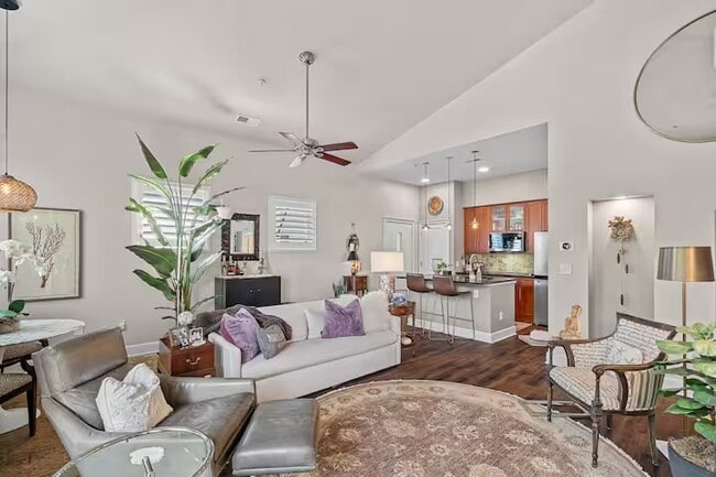 Building Photo - 635 N Alexander St Unit 0