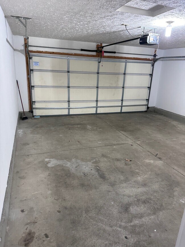 2 Car Garage - 11 Fountain Dr Unidad Fountain Drive