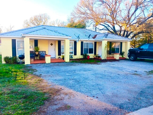 Building Photo - 800 S Vandeveer St