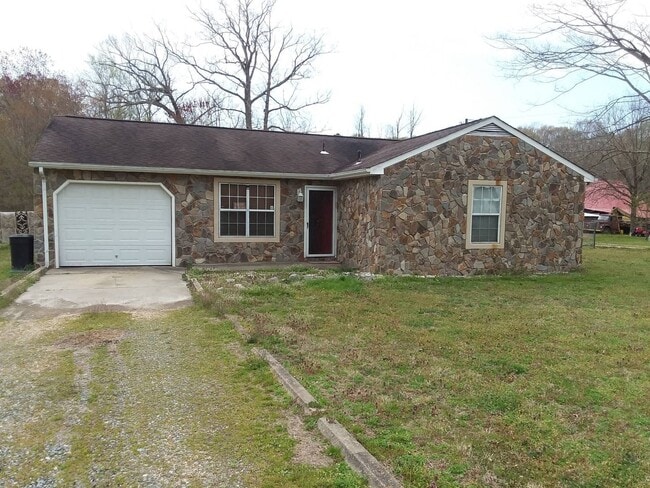 Building Photo - Country Ranch Style Home with attached Gar...