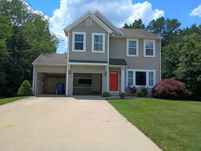 Building Photo - Spacious 3 Bedroom 2.5 Bathroom Home for Rent