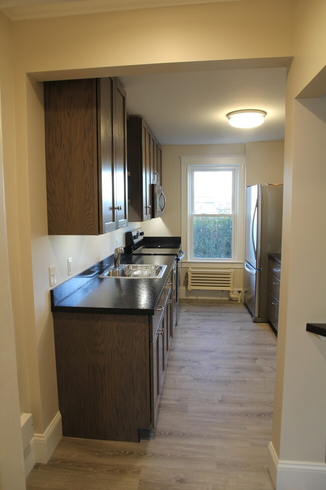 Building Photo - 84 Hathorne St Unit 1 rear