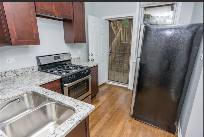 Photo - 121 E 71st St