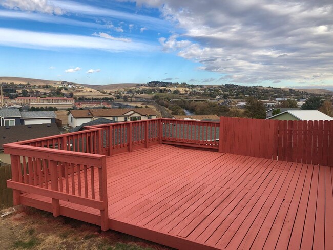 Photo - Three Bedroom with Gorgeous Views!