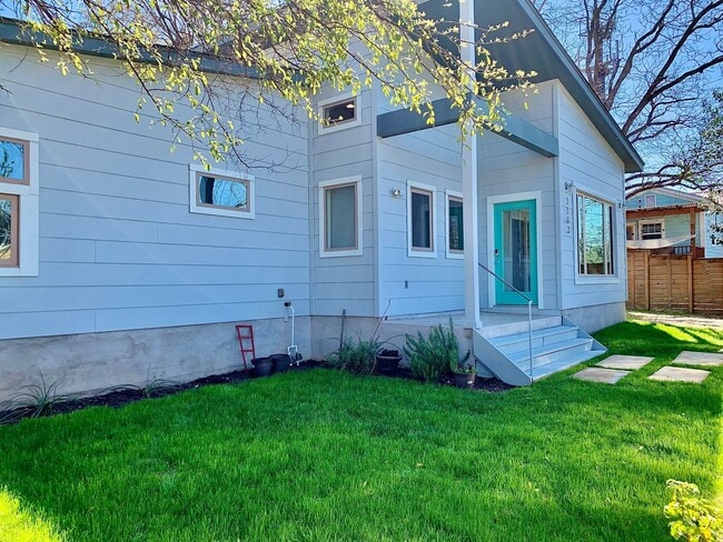 Building Photo - Modern 3 bedroom home in East Austin