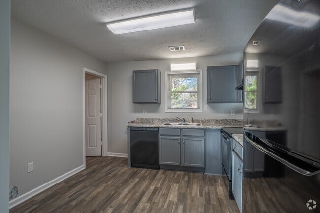 2BR, 2BA - 922SF - Kitchen