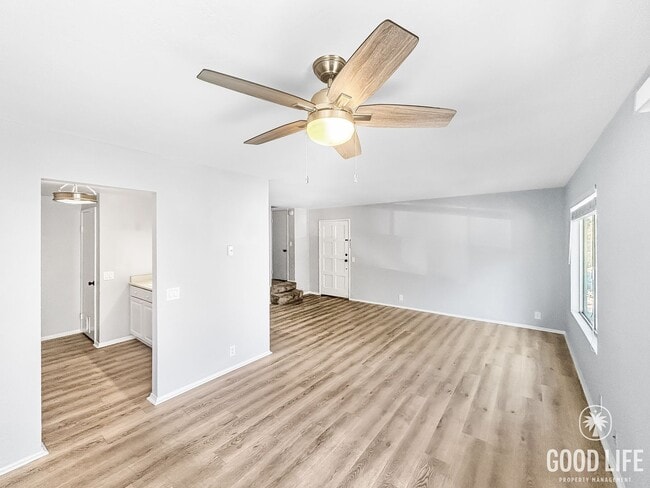 Photo - Stunning 2BD/2.5BA W/ In-Unit Laundry and ... Unidad 123