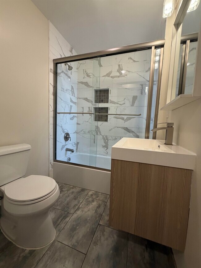 Photo - 84 Van Wagenen Ave Unidad 2R