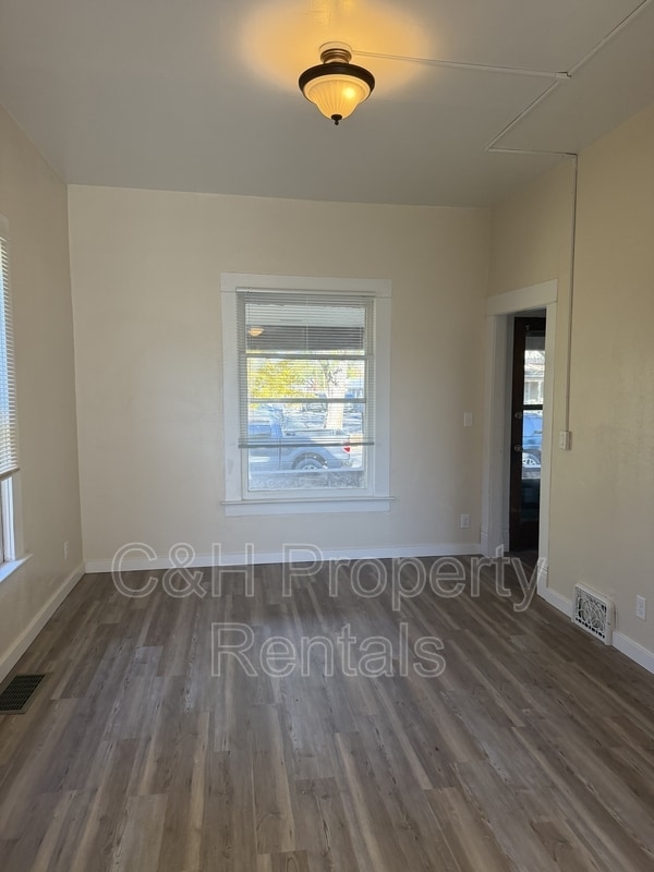 Photo - 32 Custer Ave