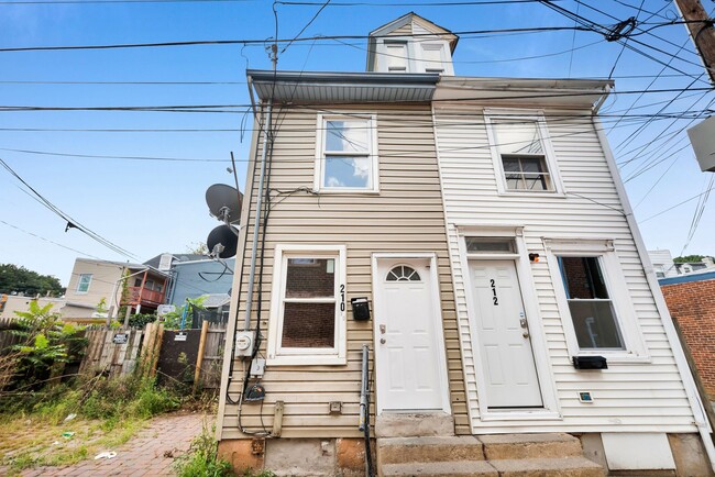 Building Photo - 210 1/2 Peach Street