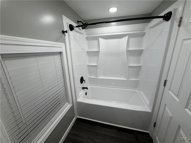 Photo - 103-105-105 Drexler St