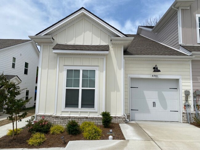 Spacious End Unit Townhome in Blakeney Com... - Spacious End Unit Townhome in Blakeney Com...