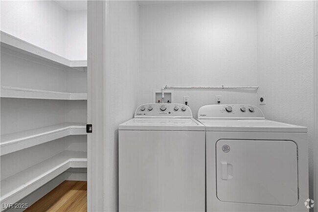 Building Photo - 4092 Ridgewood Ave Rental