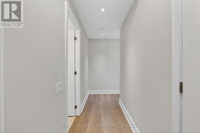 Photo - 170 Avenue Rd Unit 303