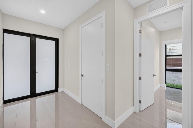 Photo - 704 SW 9th St