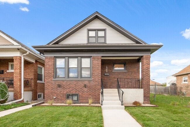 Building Photo - 2848 N Mobile Ave