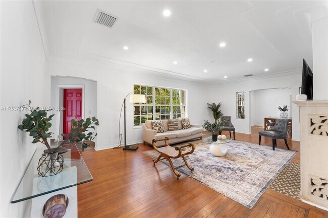 Photo - 941 NE 73rd St