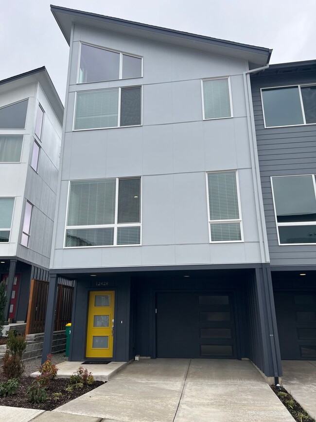 Building Photo - Start Lease by 8/15 to Receive REMAINDER o... Rental