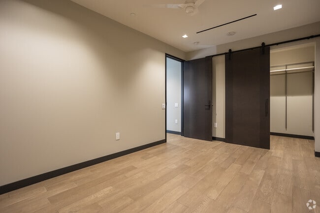 2 BR, 2 BA - 1000SF