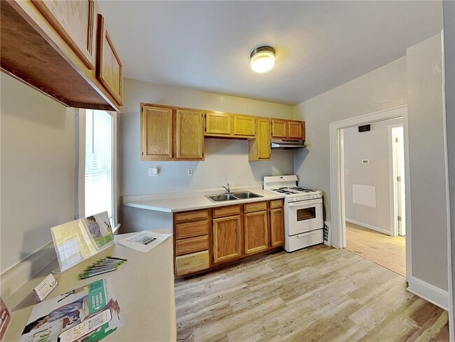 Photo - 1856 Clear Ave E