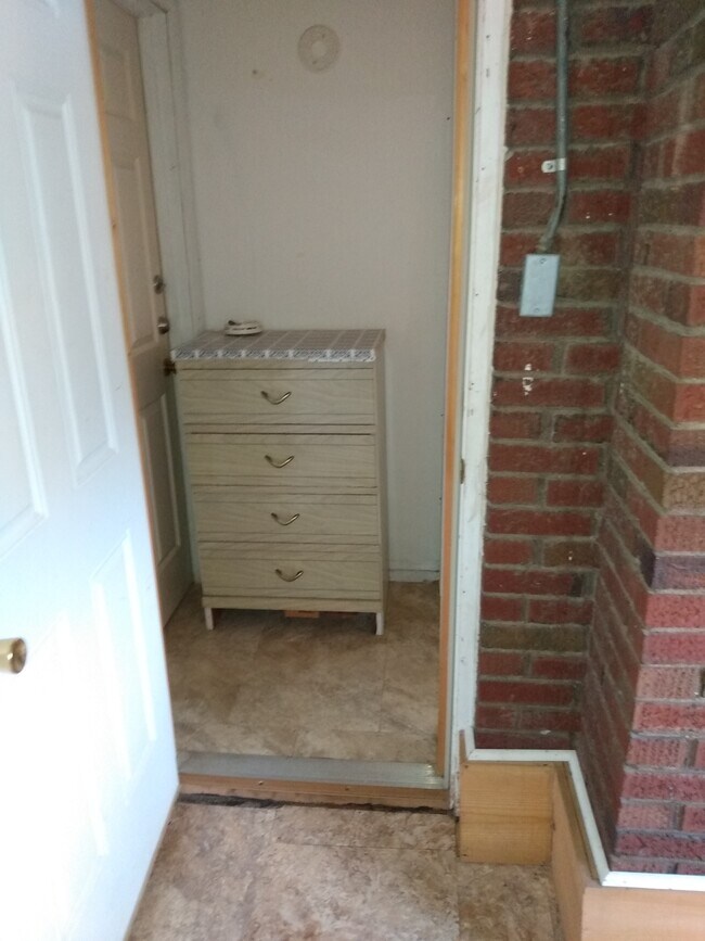 Dresser - 1408 University Ave