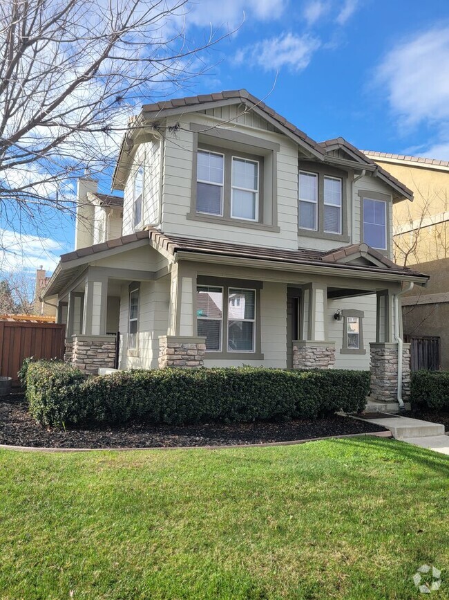 Building Photo - Beautiful 4-Bedroom Brentwood Home on Corn...