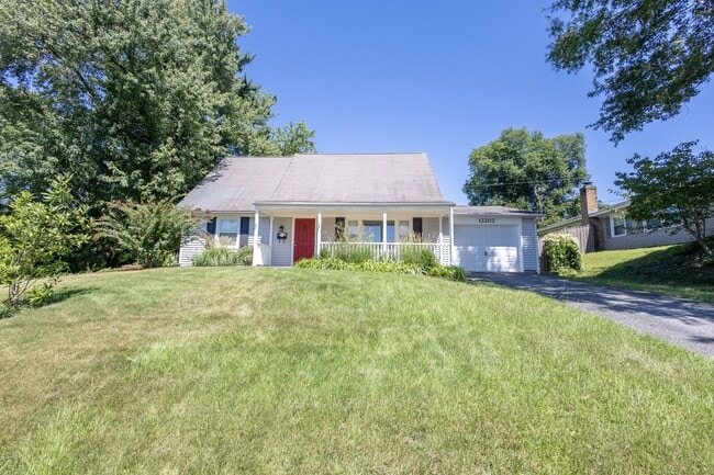 Building Photo - Spacious 4 BR/2 BA Single-Family Home in B...