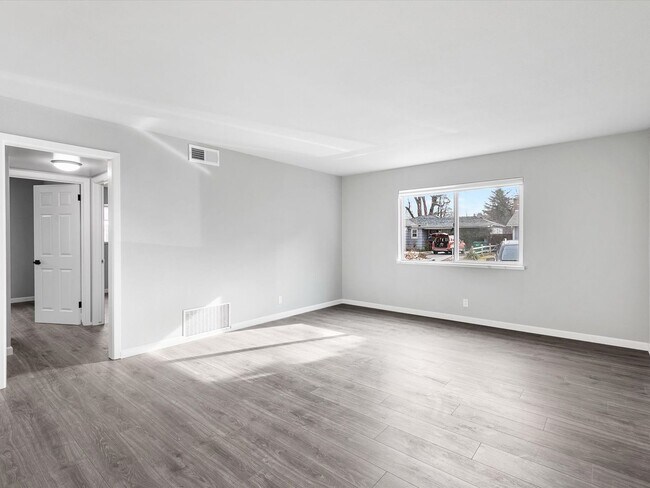 Photo - Move in Ready in Midtown!