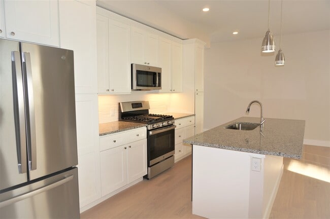 Building Photo - 99 Moody St Unit #6