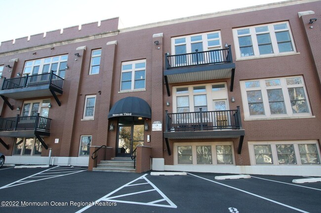 Building Photo - 1003 Bond St Unit 16